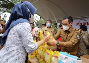 Pemkot Gelar Operasi Pasar 4000 Pouch Minyak Goreng Habis Diserbu Warga
