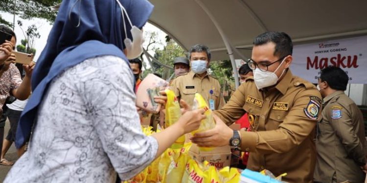 Pemkot Gelar Operasi Pasar 4000 Pouch Minyak Goreng Habis Diserbu Warga