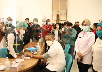 Wali Kota Tangsel Terima Suntik Booster Pertama