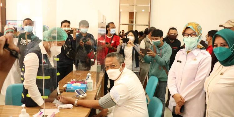 Wali Kota Tangsel Terima Suntik Booster Pertama
