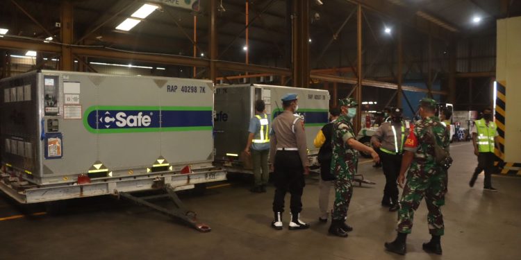 Bandara Soetta Kedatangan Ratusan Ribu Dosis Vaksin Astrazeneca