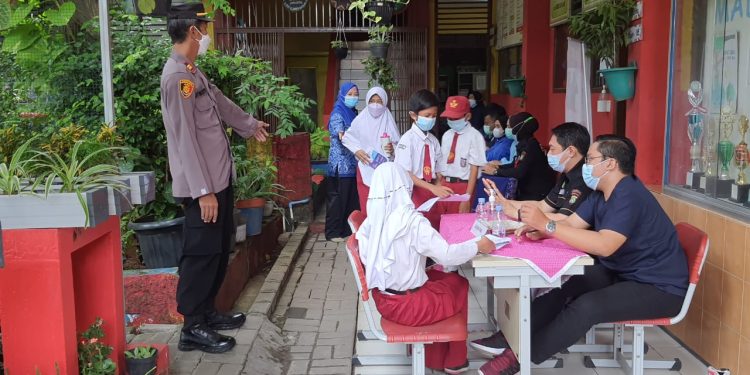 Polresta Bandara Soetta Vaksin 262 Anak di SDN Kampung Baru
