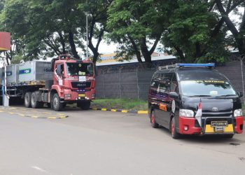 Pengiriman Vaksin Astrazeneca dari Bandara Soetta ke Biofarma Dijaga Ketat TNI-Polri