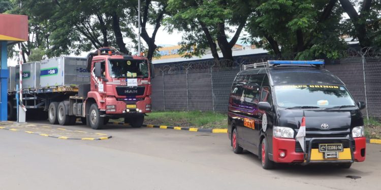 Pengiriman Vaksin Astrazeneca dari Bandara Soetta ke Biofarma Dijaga Ketat TNI-Polri