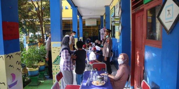 Polresta Bandara Soetta Adakan Vaksinasi Anak di SDN Jurumudi