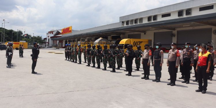 TNI-Polri Jaga Ketat Keberangkatan Vaksin Pfizer ke Biofarma – Bandung