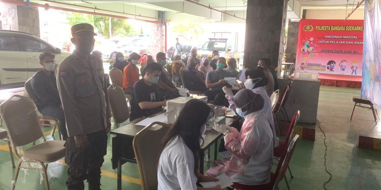 Gerai Vaksinasi Polresta Bandara Soetta Vaksin Puluhan Orang