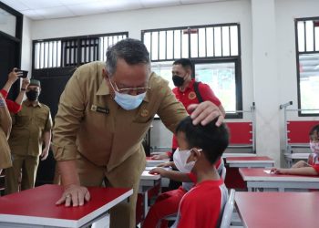 Benyamin Tinjau Pelaksanaan Vaksin Dosis ke 2 di SDN Pisangan 02