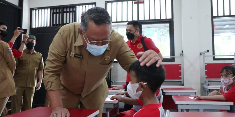 Benyamin Tinjau Pelaksanaan Vaksin Dosis ke 2 di SDN Pisangan 02