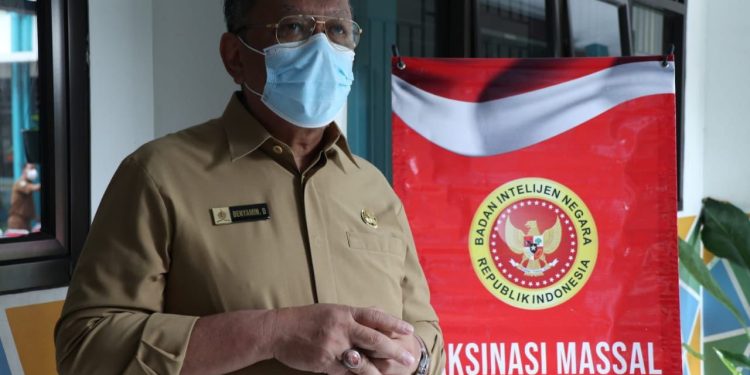 Benyamin Tinjau Pelaksanaan Vaksin Dosis ke 2 di SDN Pisangan 02
