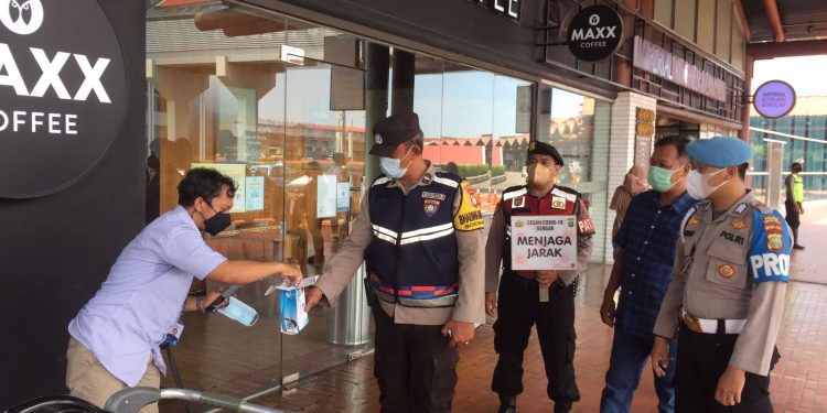 Cegah Omicron, Polisi Bagikan Masker di Bandara Soetta