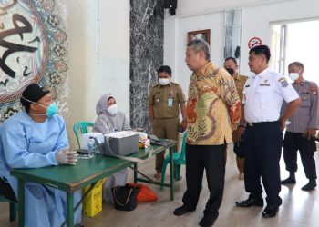 Benyamin Tinjau Vaksinasi Lansia di Kampung Dhuha Ar-Raudhah