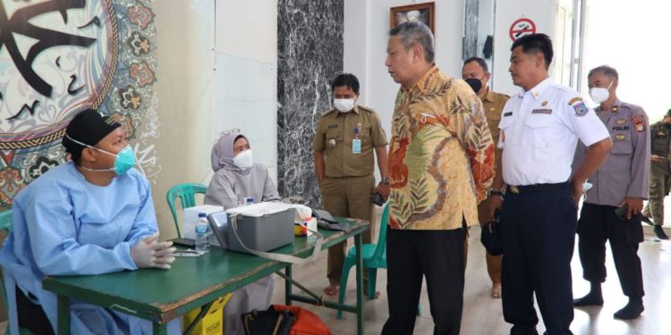 Benyamin Tinjau Vaksinasi Lansia di Kampung Dhuha Ar-Raudhah