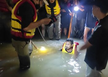 Top! Satpol PP Tangsel Evakuasi Bocah Tenggelam 