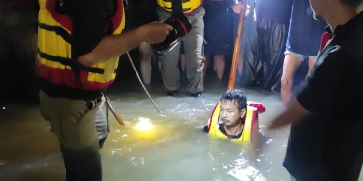 Top! Satpol PP Tangsel Evakuasi Bocah Tenggelam