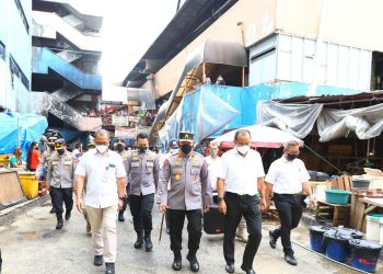 Datangi Pasar Minggu, Kapolri Pastikan Stok Minyak Curah untuk Warga Aman