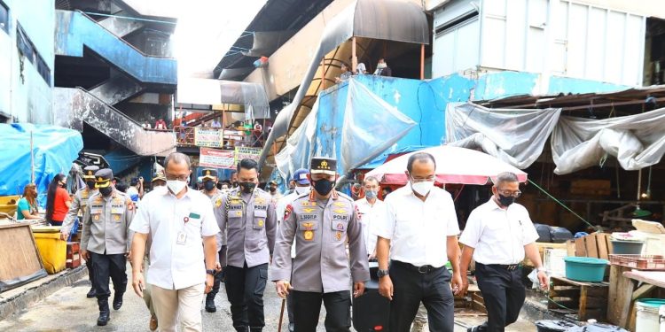 Datangi Pasar Minggu, Kapolri Pastikan Stok Minyak Curah untuk Warga Aman