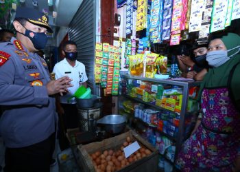 Tinjau Pasar Muntilan, Kapolri Minta Pedagang Laporkan Jika Distribusi Minyak Curah Terganggu
