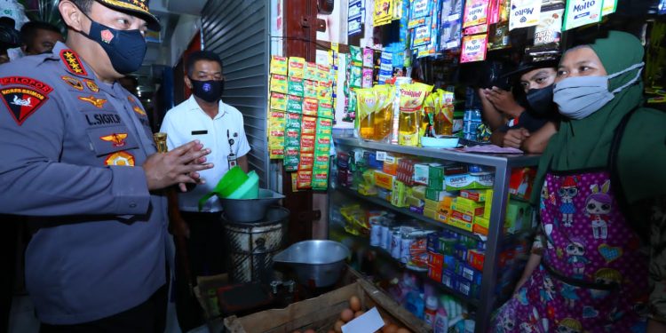 Tinjau Pasar Muntilan, Kapolri Minta Pedagang Laporkan Jika Distribusi Minyak Curah Terganggu