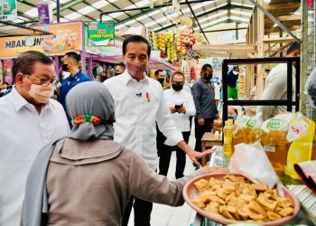 Jelang Ramadan, Presiden Jokowi Tinjau Ketersediaan Bahan Pokok di Magelang