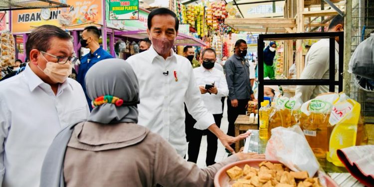 Jelang Ramadan, Presiden Jokowi Tinjau Ketersediaan Bahan Pokok di Magelang