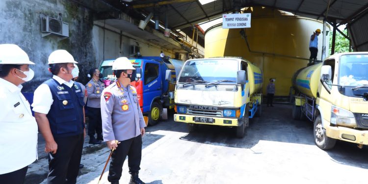 Tinjau Pabrik di Palembang, Kapolri Minta Produksi Minyak Curah Ditingkatkan