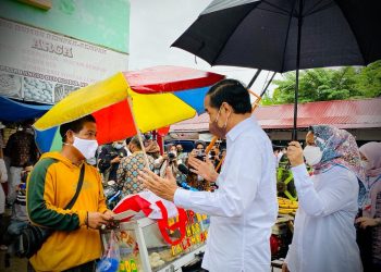 Presiden Joko Widodo Bagikan BLT Minyak Goreng di Jambi