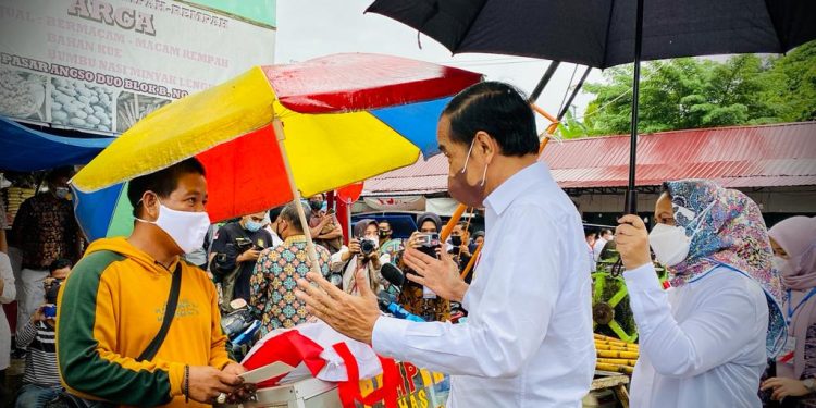 Presiden Joko Widodo Bagikan BLT Minyak Goreng di Jambi
