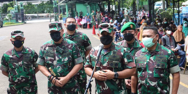 Aster Panglima TNI Tinjau Penyaluran BTPKLWN 2022 di Jakarta Utara