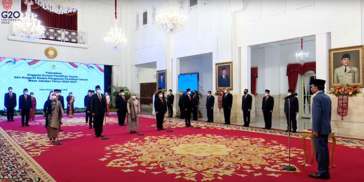 Jokowi Lantik Anggota KPU dan Bawaslu Masa Jabatan 2022-2027