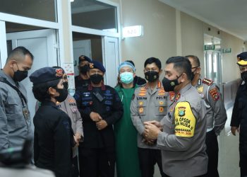 Kapolda Metro Jaya Besuk Enam Polisi Korban Kerusuhan Demo 11 April