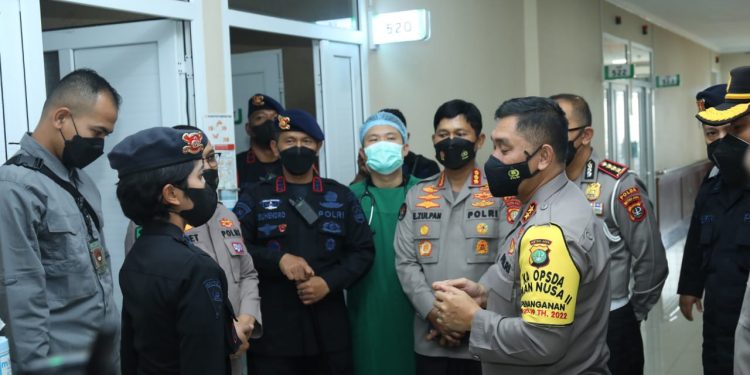 Kapolda Metro Jaya Besuk Enam Polisi Korban Kerusuhan Demo 11 April