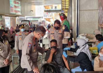 Di Pasar Tanah Abang, 1085 Orang Divaksin Polda Metro Jaya