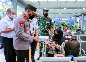 Tinjau Stasiun Pasar Senen, Kapolri Imbau Warga Mudik Sebelum Tanggal 28 April