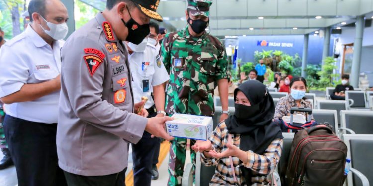 Tinjau Stasiun Pasar Senen, Kapolri Imbau Warga Mudik Sebelum Tanggal 28 April