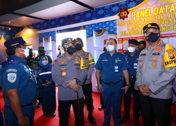 Tinjau Pelabuhan Tanjung Perak, Kapolri: Transportasi Laut Alternatif Kurangi Kemacetan Arus Mudik