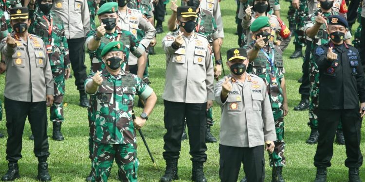 Kapolda Metro Jaya Beri Penghargaan Dua Prajurit TNI AD