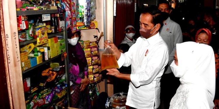 Presiden Jokowi Tinjau Harga Minyak Goreng di Pasar Muntilan