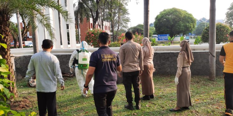 Antisipasi PMK, Polresta Bandara Soetta Cek dan Semprot Disinfektan Hewan Kurban