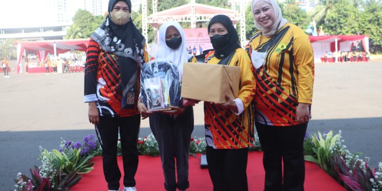 Sambut Hari Jadi ke-74, Polwan Polda Metro Jaya Olahraga Bersama dan Baksos