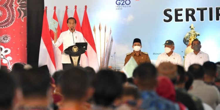 Presiden Jokowi Serahkan Sertifikat Tanah untuk Rakyat di Sidoarjo