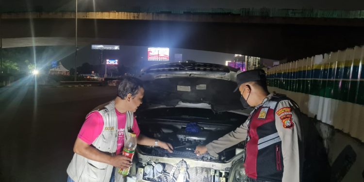 Mobilnya Over Heat Ditolong Polisi Bandara Soetta, Warga: Terima Kasih