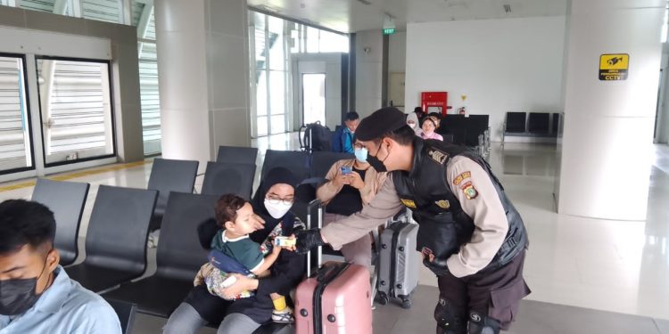 Polresta Bandara Soetta Bagi-bagikan Permen dan Susu ke Anak-Anak