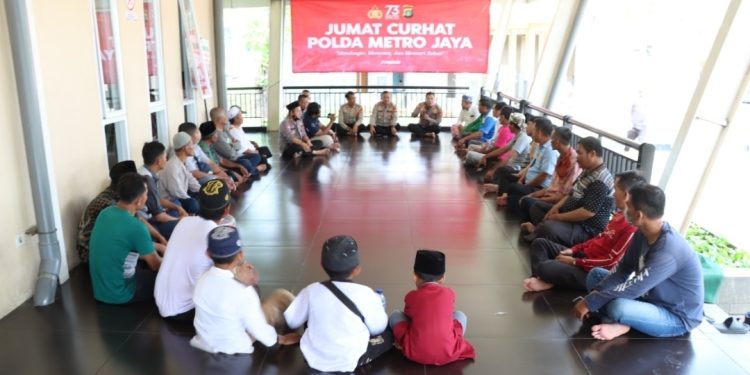 Di Masjid Salahuddin Al Ayubi, Polisi Bandara Soetta Dicurhati Puluhan Warga