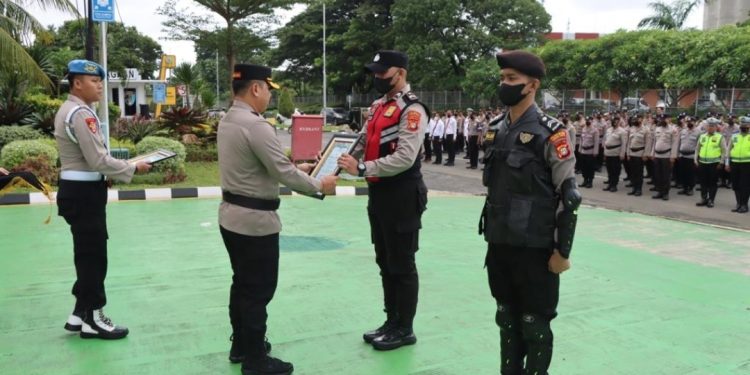 Dinilai Berprestasi, Puluhan Polisi Bandara Soetta Diganjar Penghargaan