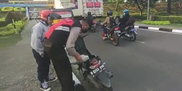 Pengendara Motor Kehabisan BBM di Bandara Soetta, Begini Respons Polisi