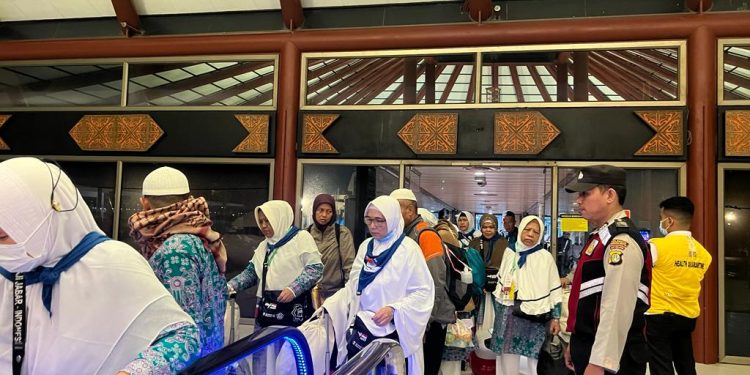Ratusan Jemaah Haji Tiba, Polisi Bandara Soetta Gelar Pengamanan