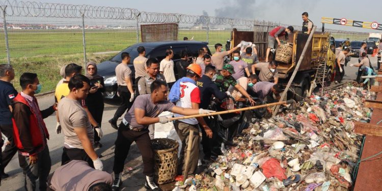 Ciptakan Lingkungan Bersih, Polresta Bandara Soetta Gelar Kerja Bakti Serentak