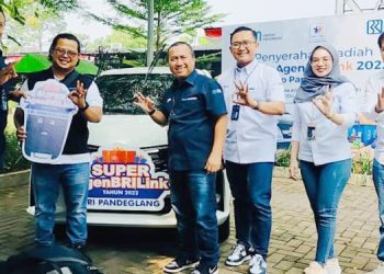 Bank BRI Serahkan Hadiah Mobil pada Agen BRILink Berprestasi