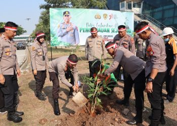 Perbaiki Kualitas Udara, Polresta Bandara Soekarno – Hatta Gencarkan Penanaman Pohon